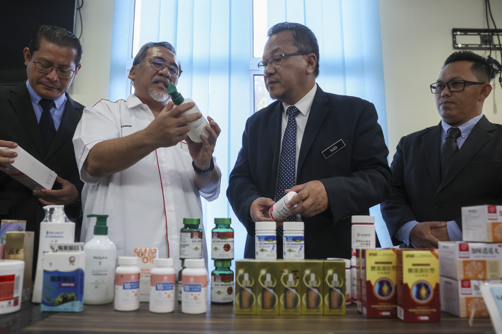 上百未注册药物及化妆品 网上乱卖·价值近百万